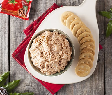 dip de atún con cebolla caramelizada, queso crema y salsa de tomates